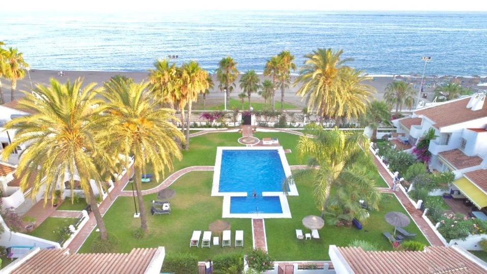 Beachfront Oasis In Costa Del Sol. Caleta De Velez Bagian luar foto